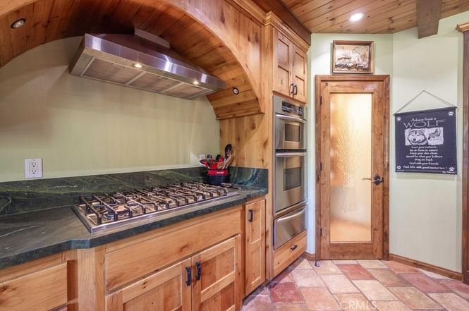 Chef's kitchen range and double ovens in the Big Bear house rental
